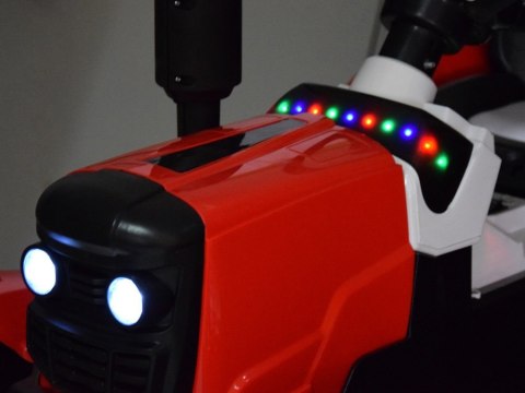 Traktor z przyczepą na akumulator świeci | PA0234