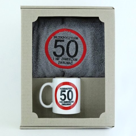 Kpl.ręcznik+kubek w pudełku ''PRZEKROCZYŁEM 50..''
