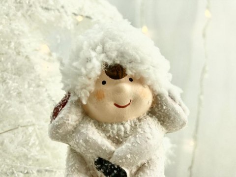 Chłopiec siedzący na kuli świecącej 3488