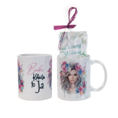 Kubek ceramiczny z napisem "Boska Kobieta to Ja" z herbatką owocową.