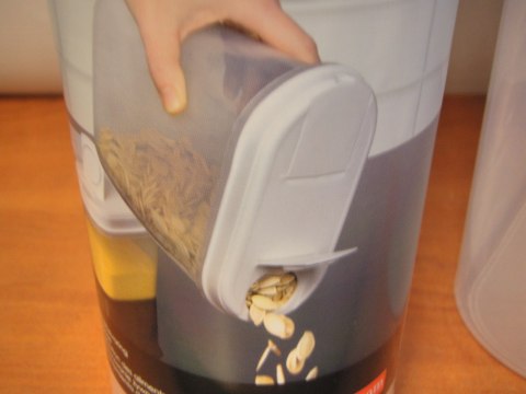 Pojemnik plastikowy z dozownikiem 2,4l | 1126