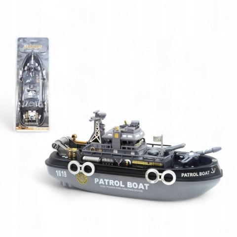 Statek wojskowy strzelający wodą