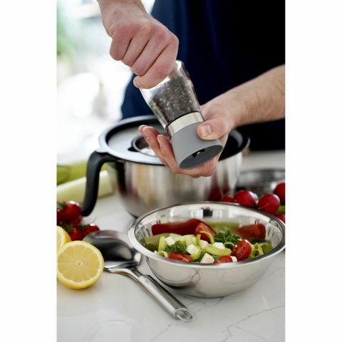 Poręczna i precyzyjnie wykonana łyżka stalowa do sałatek Paula