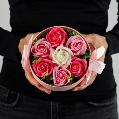 Bukiet kwiatów mydlanych w pudełku flowerbox mały B-2938