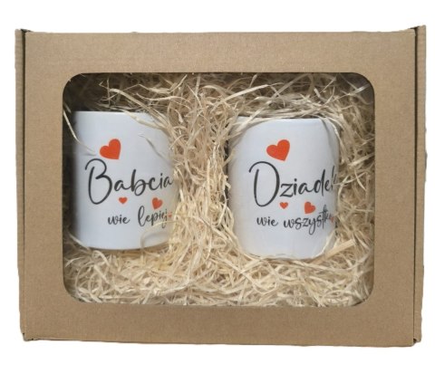 Komplet kubków w ozdobnym kartoniku Babcia wie lepiej , Dziadek wie wszystko