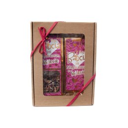 Zestaw prezentowy DLA BABCI Czekolada i Herbata kwiatowa wzór serca w ozdobnym pudełku z tektury falistej. 17.5 x 23 x 5 cm