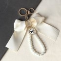 Brelok do kluczy z kremową KOKARDĄ i perłami BRL362K