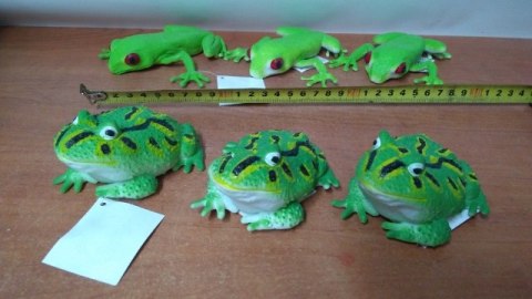 Żaba gumowa z groszkiem 2-rodzaje 11cm